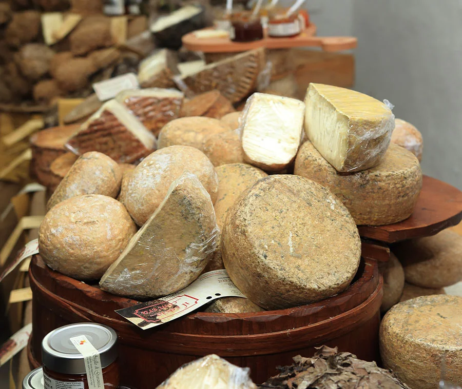 fromage-ferme Photo d'un étalage de plusieurs fromage de la ferme